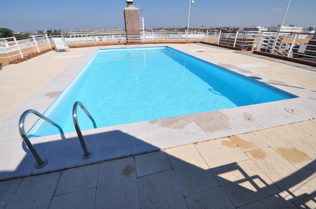 Apart Lisbon Pool Metro Garage Room photo